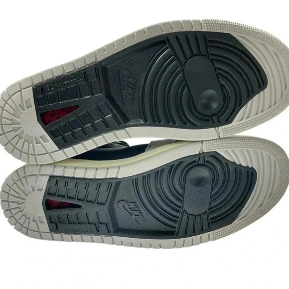 Nike Air Jordan 1 High - Picture 7 of 9